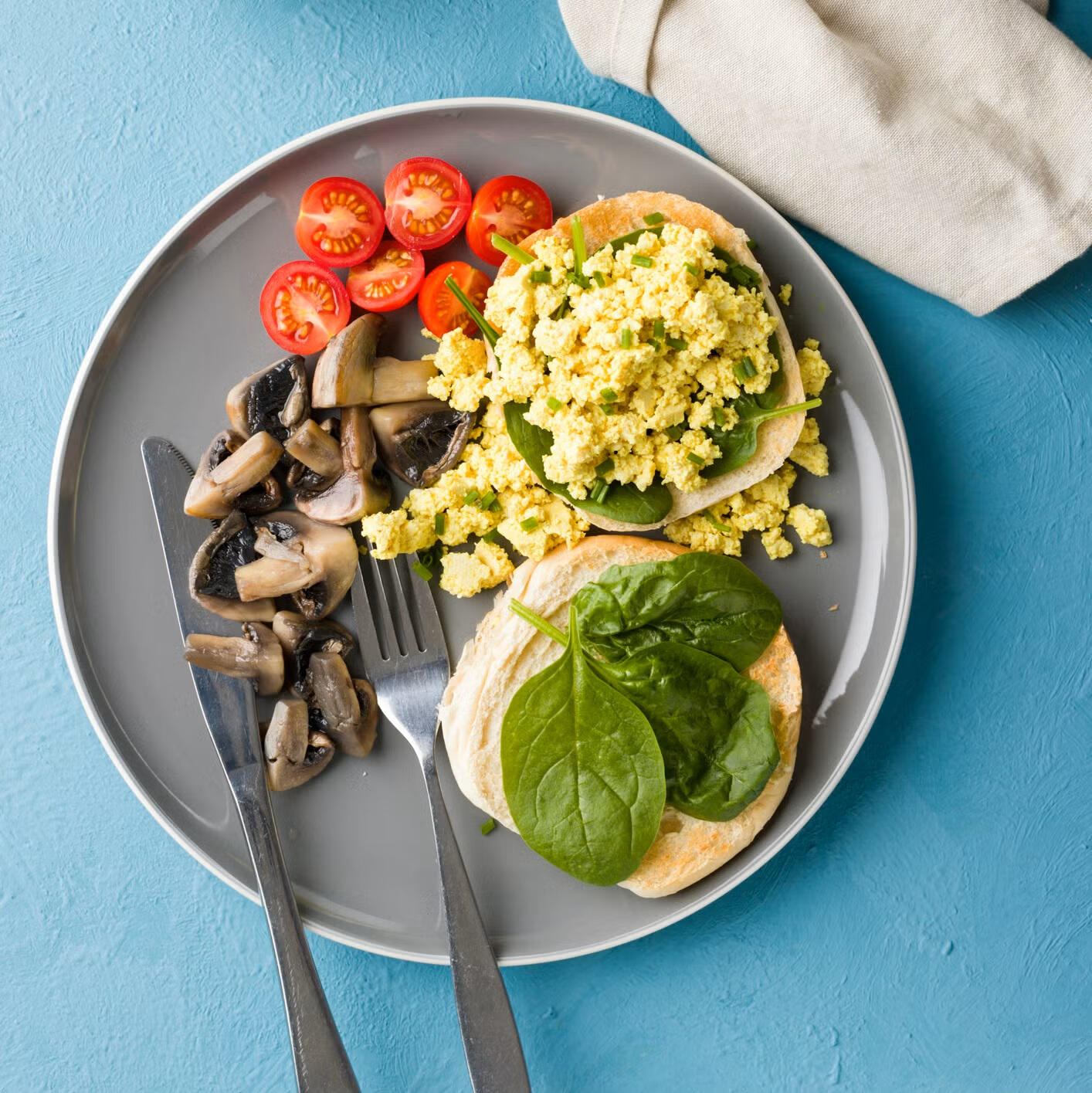protein-breakfast-energy-men-over-40 High-protein breakfast with eggs and avocado to support steady energy for men over 40